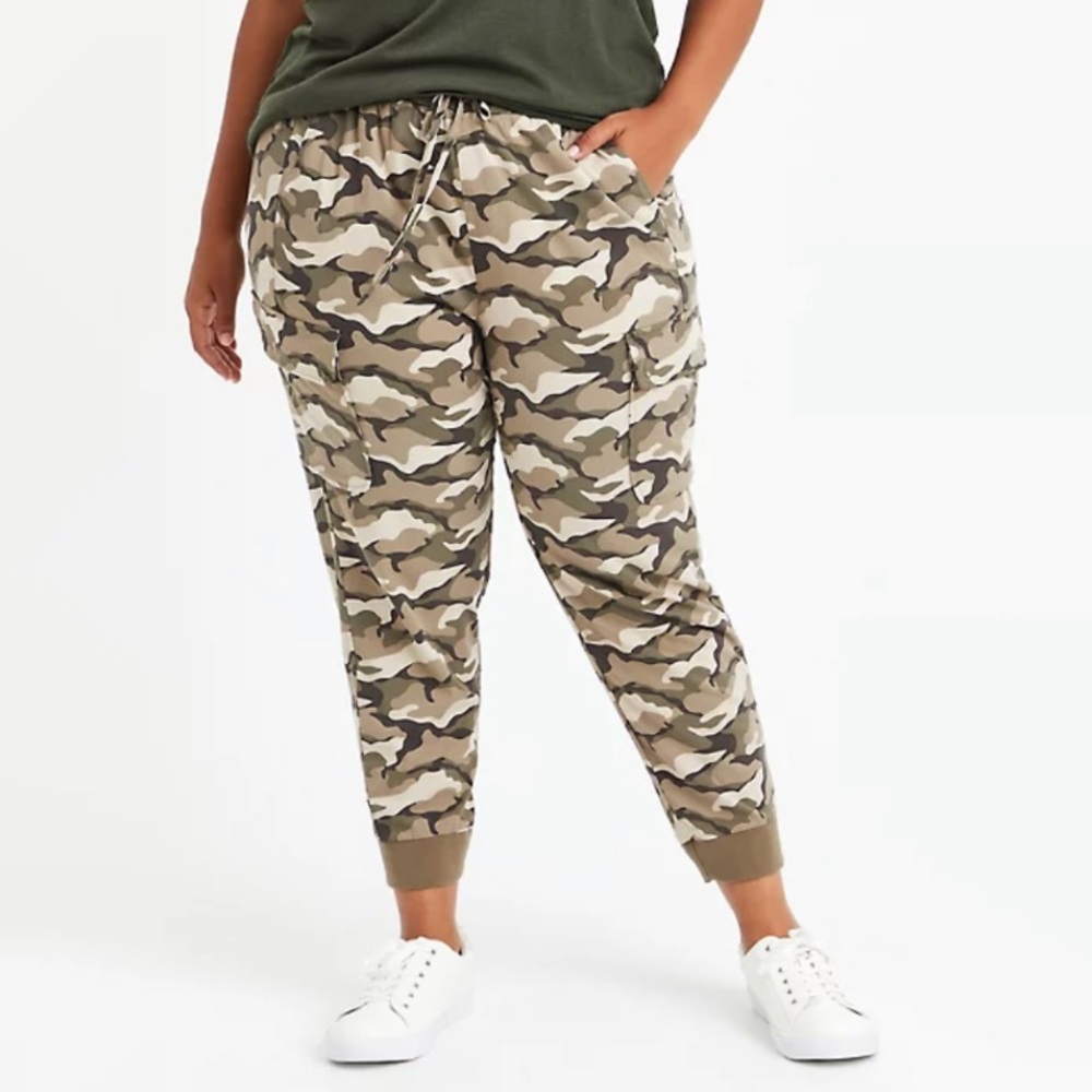 torrid | NWT Relaxed Fit Cropped Cargo Jogger - Stretch Challis Camo Wash